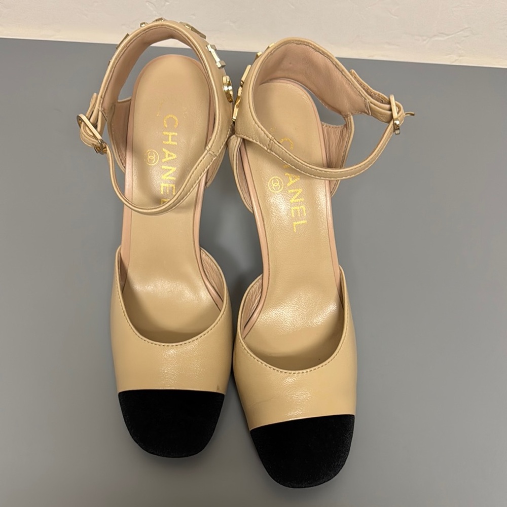 MCHANEL Cream and Black Classic Heels